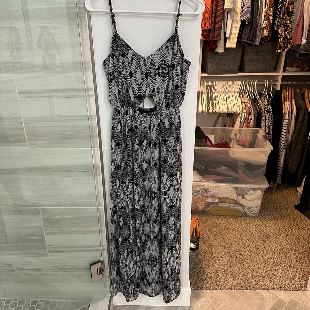 Size S. black/white with small cutout in front/back. Great date night dress